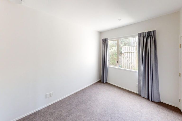 Photo of property in 74 Dress Circle, Newlands, Wellington, 6037