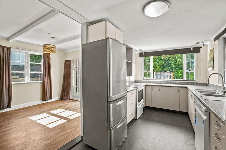 Photo of property in 8 Awanui Street, Merrilands, New Plymouth, 4312