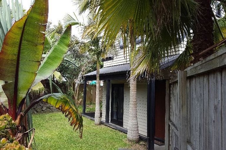 Photo of property in 21 Normanton Street, Glenfield, Auckland, 0629