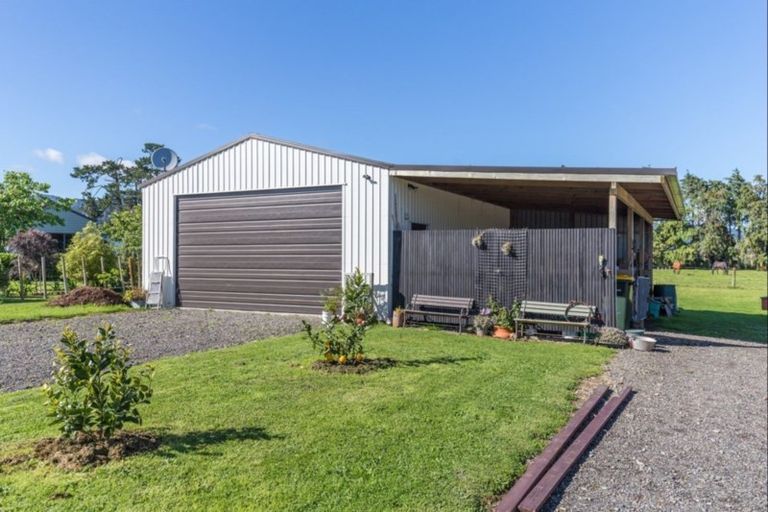 Photo of property in 398a Tararua Road, Levin, 5571