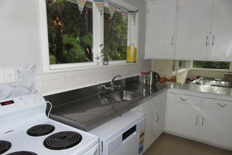 Photo of property in 10 Stella Grove, Newlands, Wellington, 6037