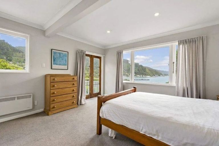 Photo of property in 15 Ferry Road, Days Bay, Lower Hutt, 5013