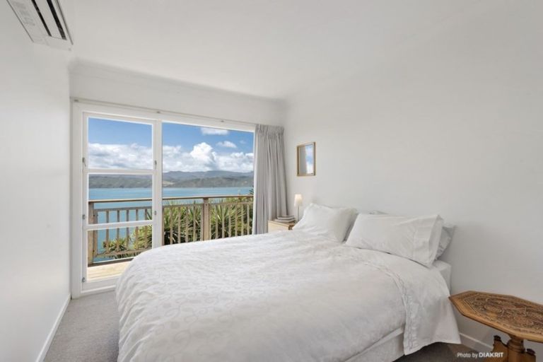 Photo of property in 4 Fortification Road, Karaka Bays, Wellington, 6022