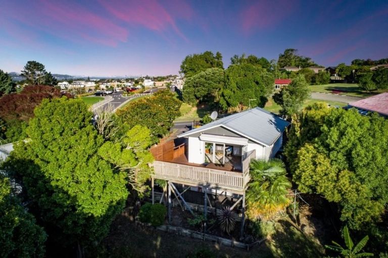 Photo of property in 12 Beauchamp Drive, Massey, Auckland, 0614