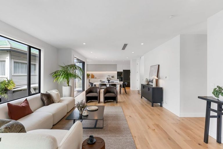 Photo of property in 9a Kowhai Street, Tawa, Wellington, 5028