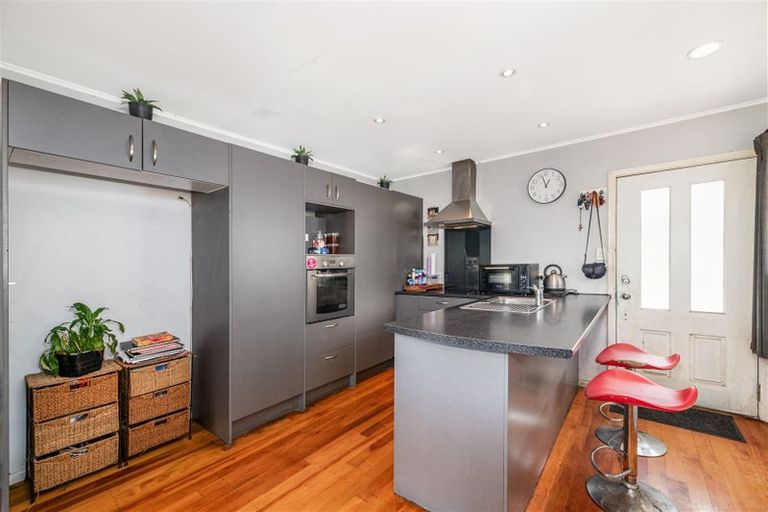 Photo of property in 39 Kingdale Road, Henderson, Auckland, 0610