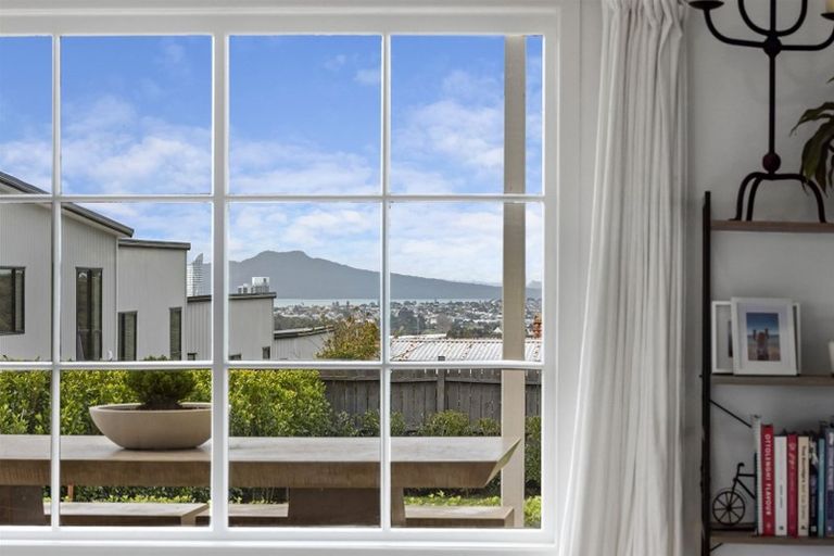 Photo of property in 2/259 Glenfield Road, Hillcrest, Auckland, 0627