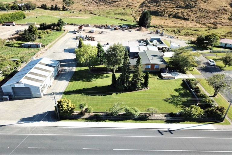 Photo of property in 30 Main Road, Clinton, 9534