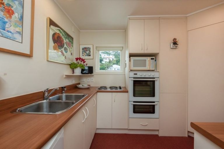 Photo of property in Oriana Apartments, 248 Oriental Parade, Oriental Bay, Wellington, 6011