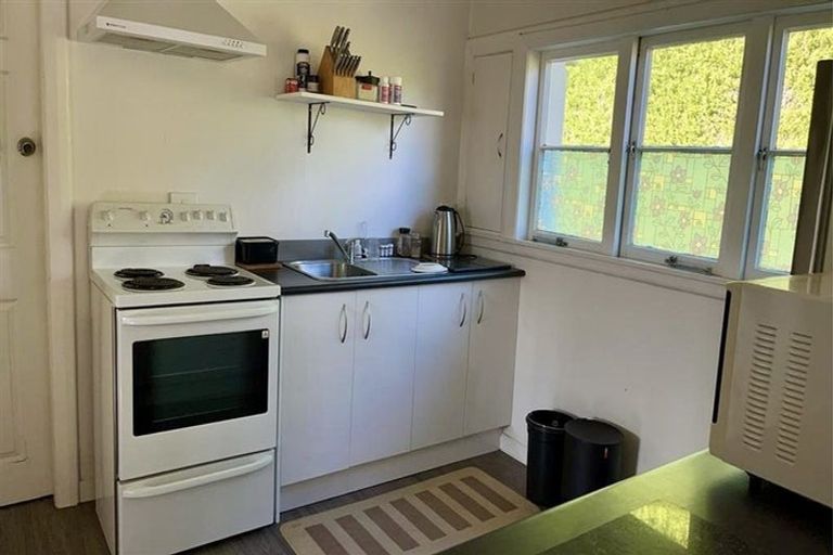 Photo of property in 813 Waitakere Road, Kumeu, 0891