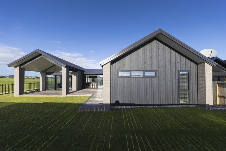 Photo of property in 14 Beveridge Road, One Tree Point, 0118