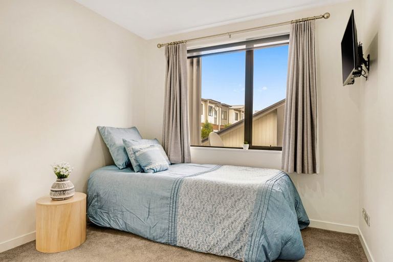 Photo of property in 72 Te Oneroa Way, Long Bay, Auckland, 0630