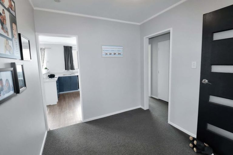 Photo of property in 2a Colchester Crescent, Newlands, Wellington, 6037