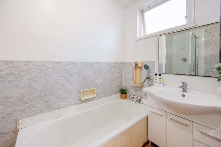 Photo of property in 21 Edgeware Road, Palmerston North, 4410
