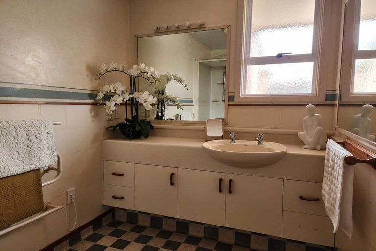 Photo of property in 32 Middlepark Road, Sockburn, Christchurch, 8042