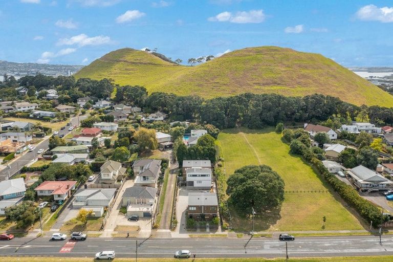 Photo of property in 2/141 Wallace Road, Mangere Bridge, Auckland, 2022