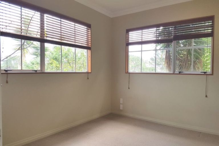 Photo of property in 2/40 Hillcrest Avenue, Hillcrest, Auckland, 0627