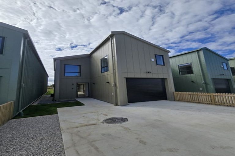 Photo of property in 19 Karaka Village Parade, Karaka, 2580