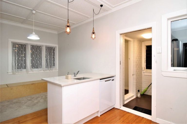 Photo of property in 4 Fruitvale Road, New Lynn, Auckland, 0600