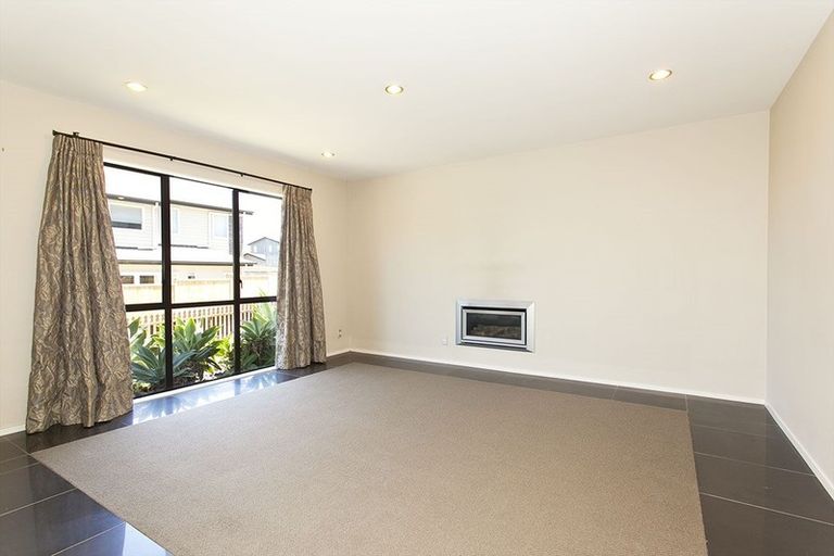 Photo of property in 13 Keating Rise, Northcross, Auckland, 0632