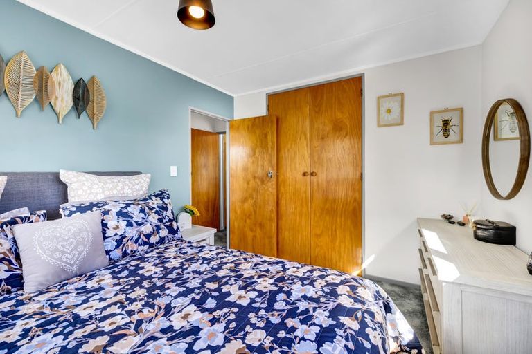 Photo of property in 6a Brixham Place, Merrilands, New Plymouth, 4312