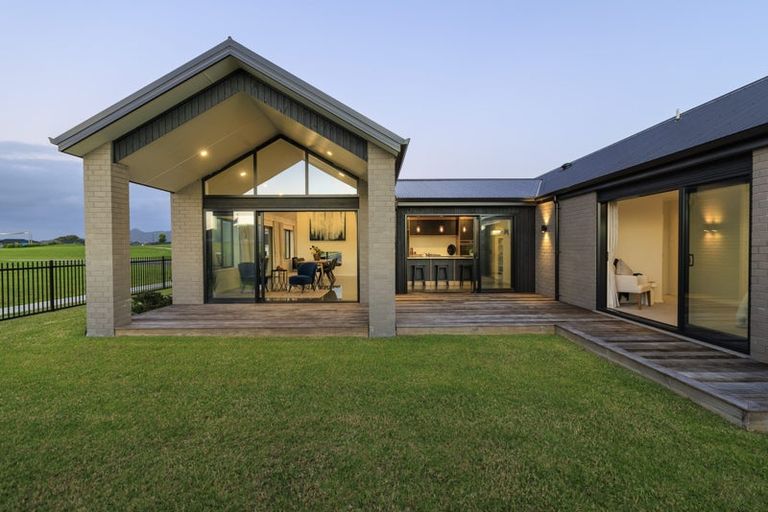 Photo of property in 14 Beveridge Road, One Tree Point, 0118