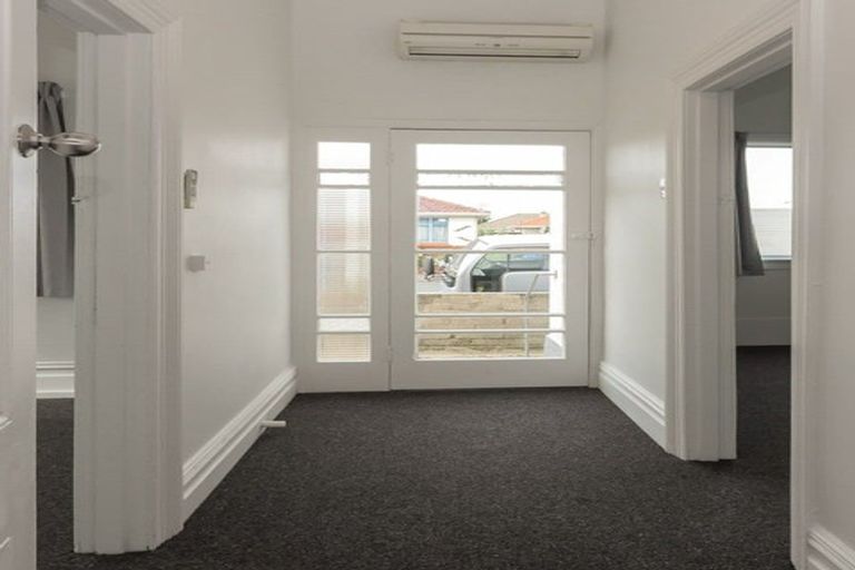 Photo of property in 114 Macandrew Road, South Dunedin, Dunedin, 9012