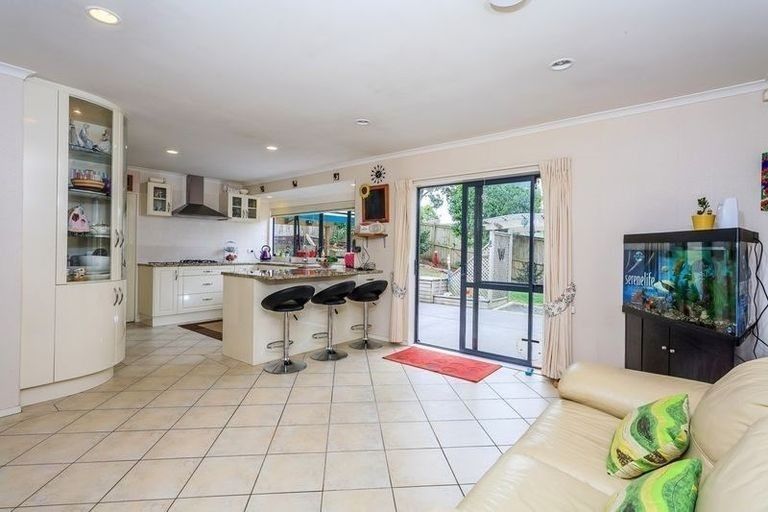 Photo of property in 10 Fulmar Way, Unsworth Heights, Auckland, 0632