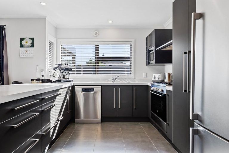 Photo of property in 25 Chestnut Close, Kelvin Grove, Palmerston North, 4414