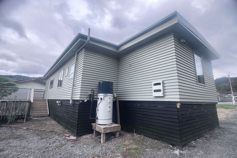 Photo of property in 24 Korau Grove, Stokes Valley, Lower Hutt, 5019