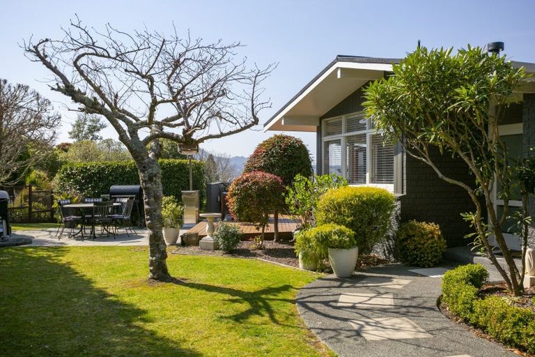 Photo of property in 1 Besley Place, Acacia Bay, Taupo, 3330