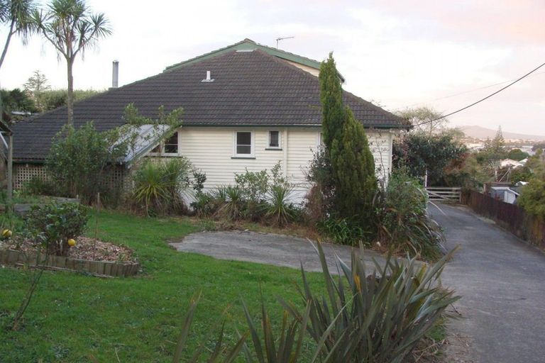 Photo of property in 2/537 Glenfield Road, Glenfield, Auckland, 0629