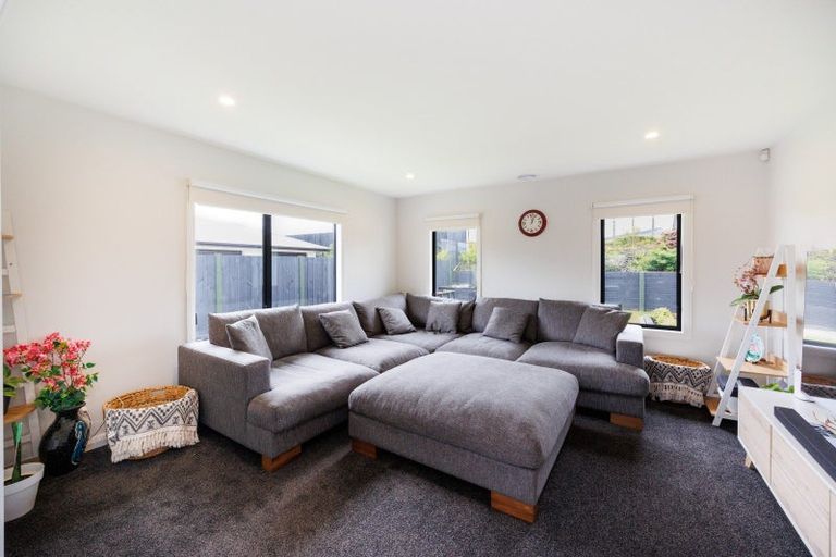 Photo of property in 30 Atlantic Drive, Fitzherbert, Palmerston North, 4410