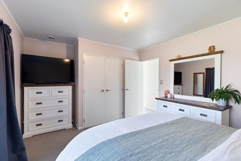 Photo of property in 16 Gladys Place, Kelvin Grove, Palmerston North, 4414