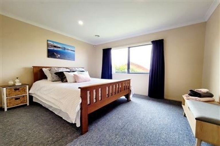 Photo of property in 3 Comber Place, Johnsonville, Wellington, 6037