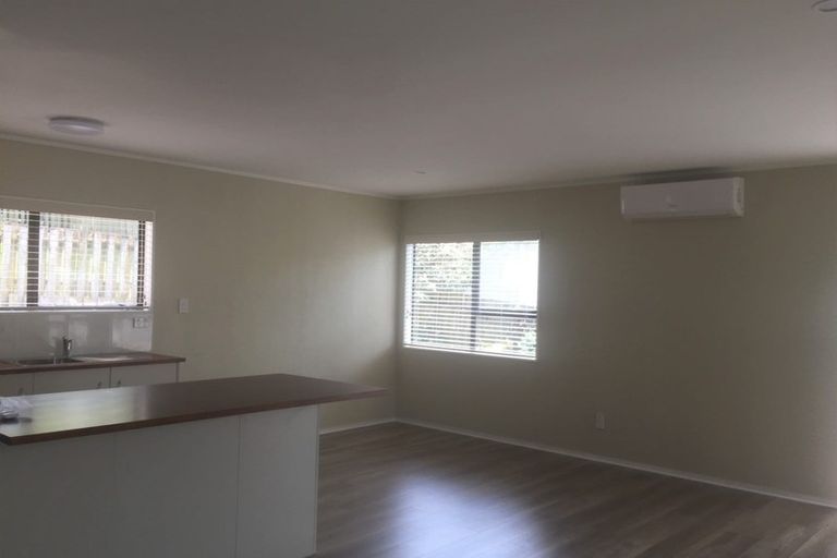 Photo of property in 2 Louise Place, West Harbour, Auckland, 0618