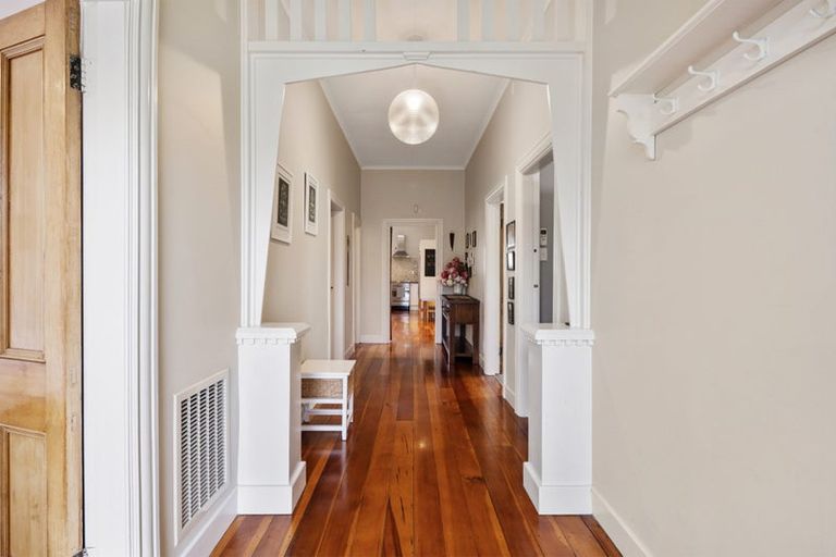 Photo of property in 112 Onepu Road, Lyall Bay, Wellington, 6022