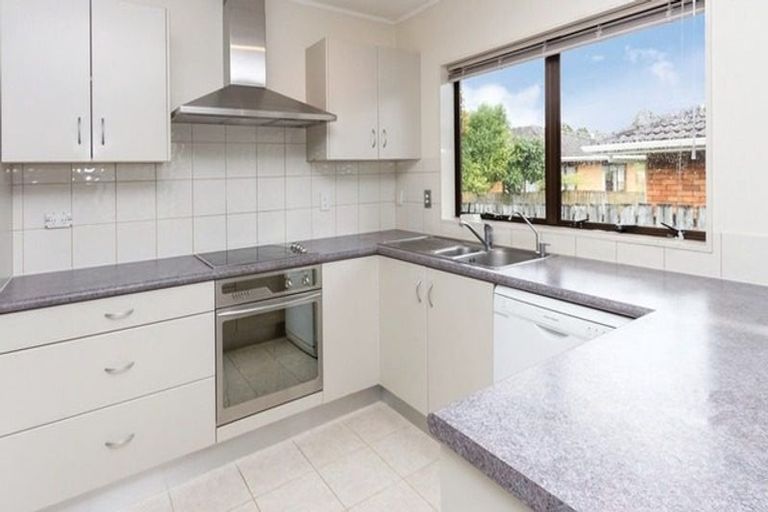 Photo of property in 2/91 Aviemore Drive, Highland Park, Auckland, 2010