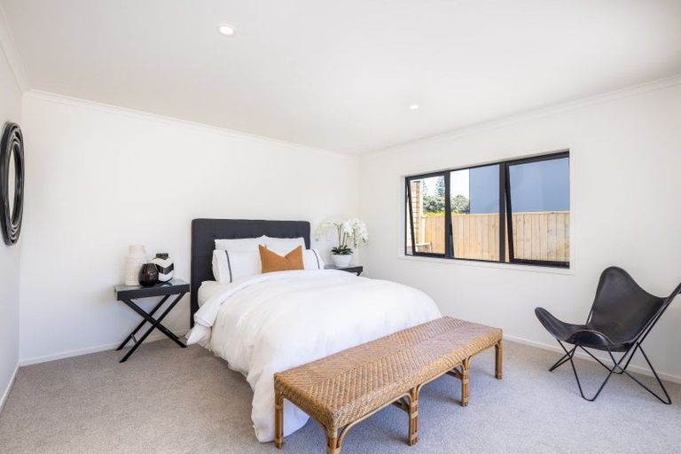 Photo of property in 8 Oakmont Crescent, Waiwhakaiho, New Plymouth, 4312