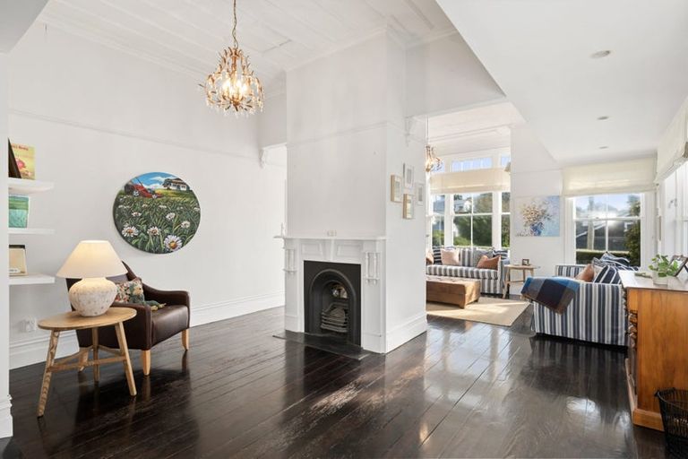 Photo of property in 18 Farm Road, Northland, Wellington, 6012