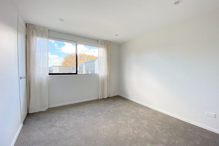 Photo of property in 5/37 Camelot Place, Glenfield, Auckland, 0629