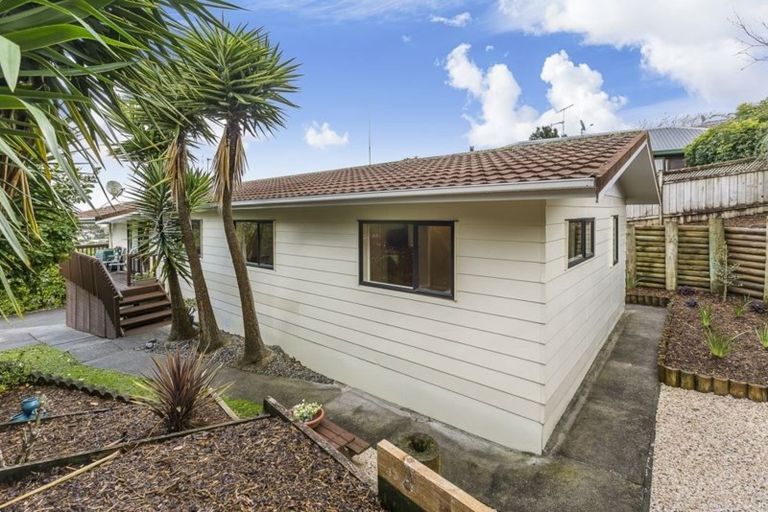 Photo of property in 4/1 Cheval Drive, Totara Vale, Auckland, 0629