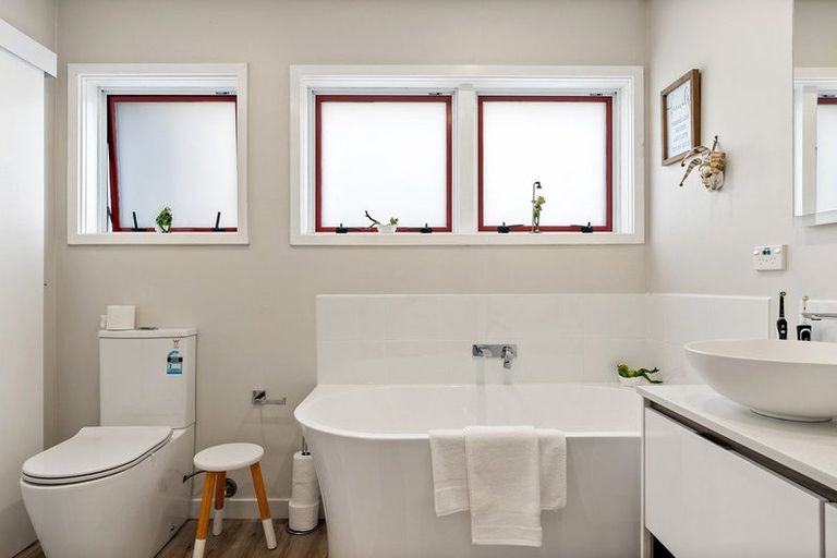 Photo of property in 81 Seaview Road, Paremata, Porirua, 5024