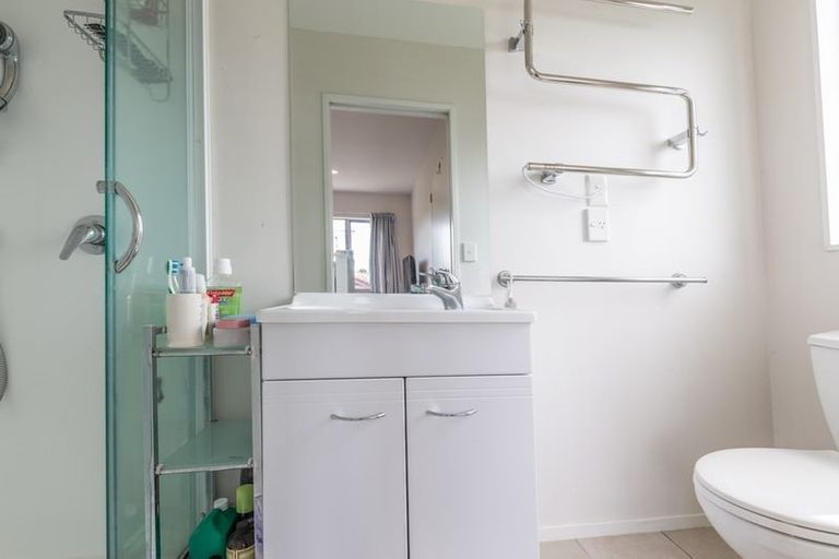 Photo of property in 1/31 Tetrarch Place, Totara Vale, Auckland, 0629