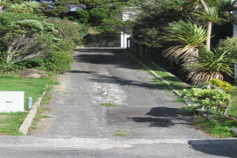 Photo of property in 40b Colchester Crescent, Newlands, Wellington, 6037