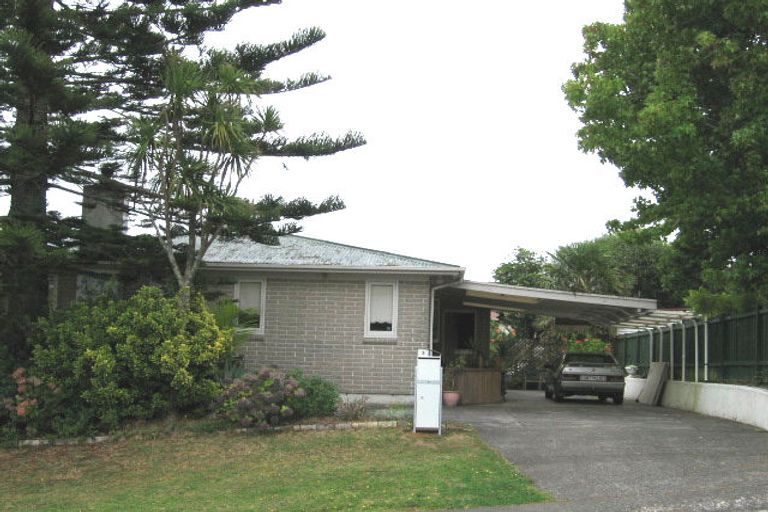 Photo of property in 3 Rosecamp Road, Beach Haven, Auckland, 0626