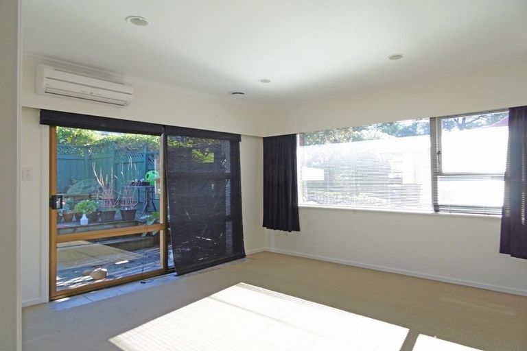 Photo of property in 1/6 Keldale Place, Forrest Hill, Auckland, 0620