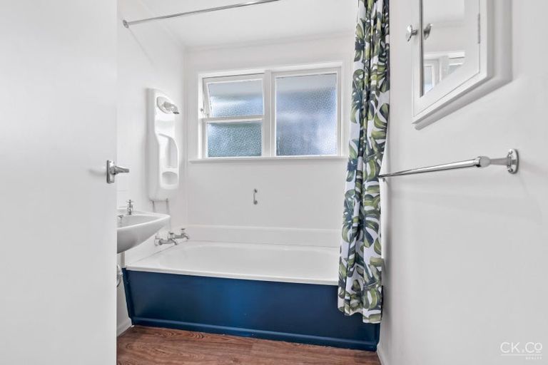 Photo of property in 15 Parera Grove, Heretaunga, Upper Hutt, 5018