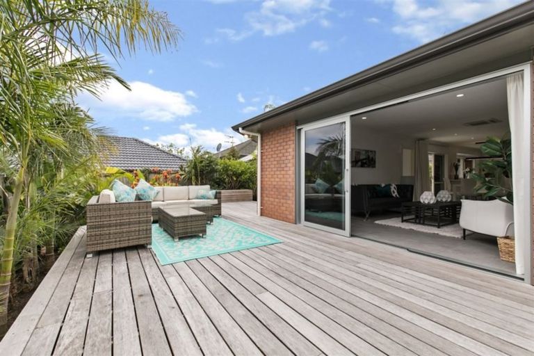 Photo of property in 6 Canonbie Place, East Tamaki Heights, Auckland, 2016