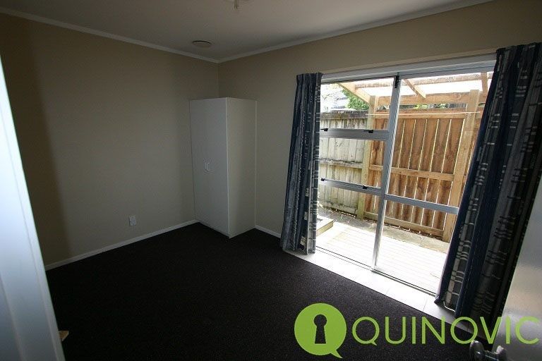Photo of property in 2/23 Luckens Road, West Harbour, Auckland, 0618